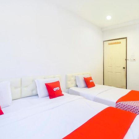 Oyo 44017 L & C Premium Stay Kuching Ngoại thất bức ảnh