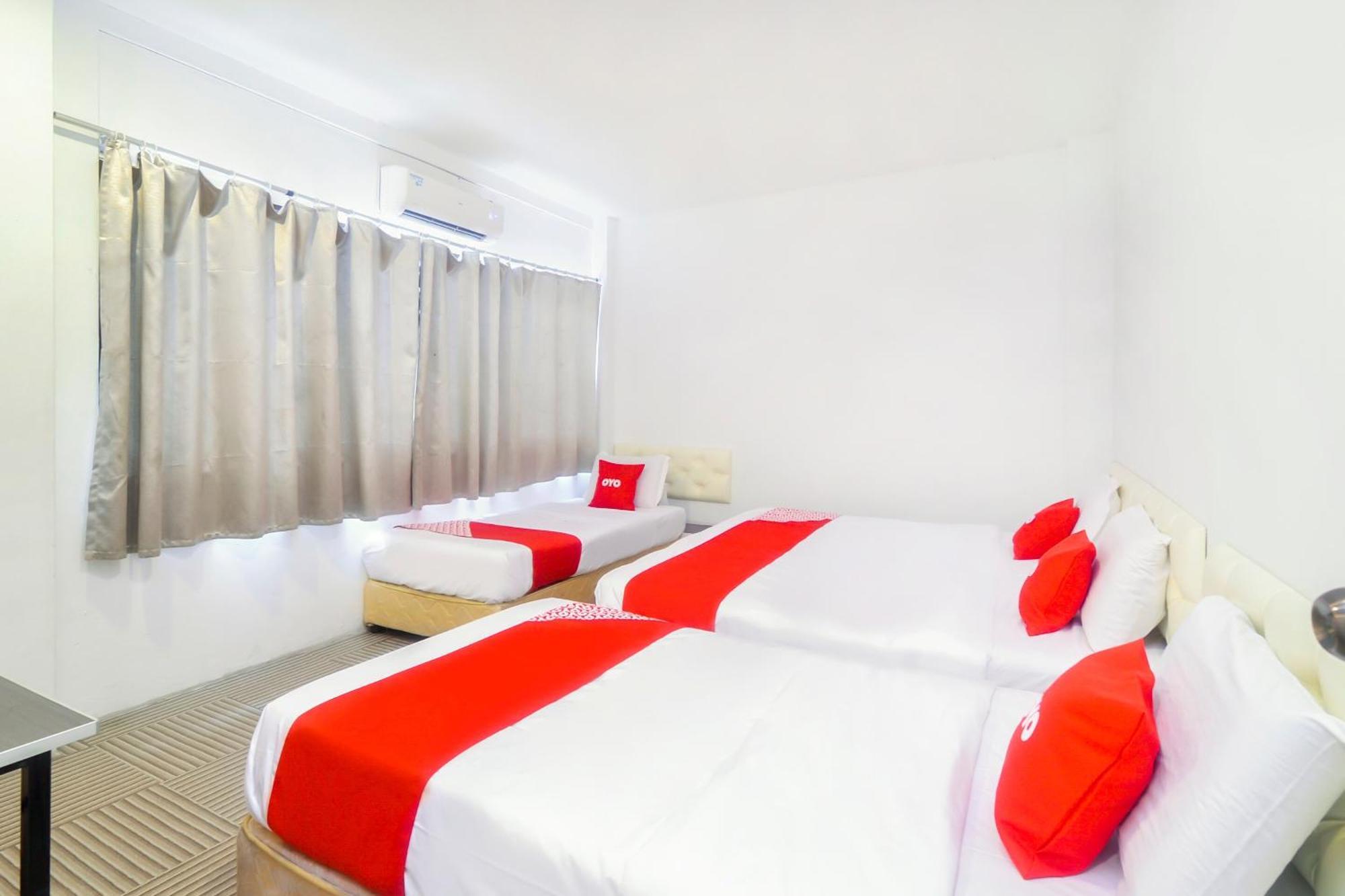 Oyo 44017 L & C Premium Stay Kuching Ngoại thất bức ảnh