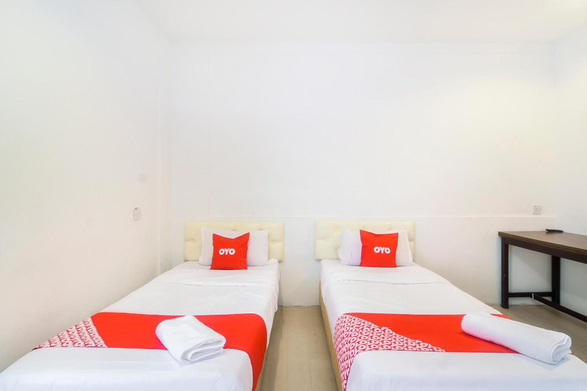 Oyo 44017 L & C Premium Stay Kuching Ngoại thất bức ảnh