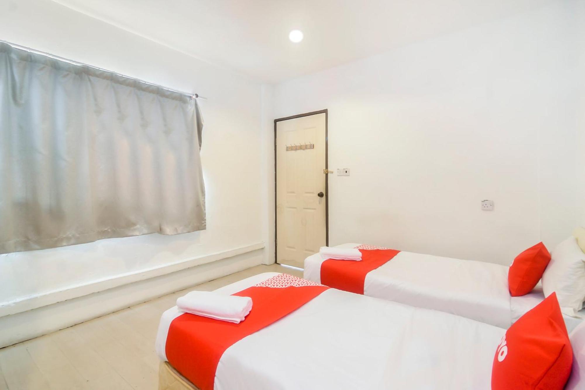Oyo 44017 L & C Premium Stay Kuching Ngoại thất bức ảnh