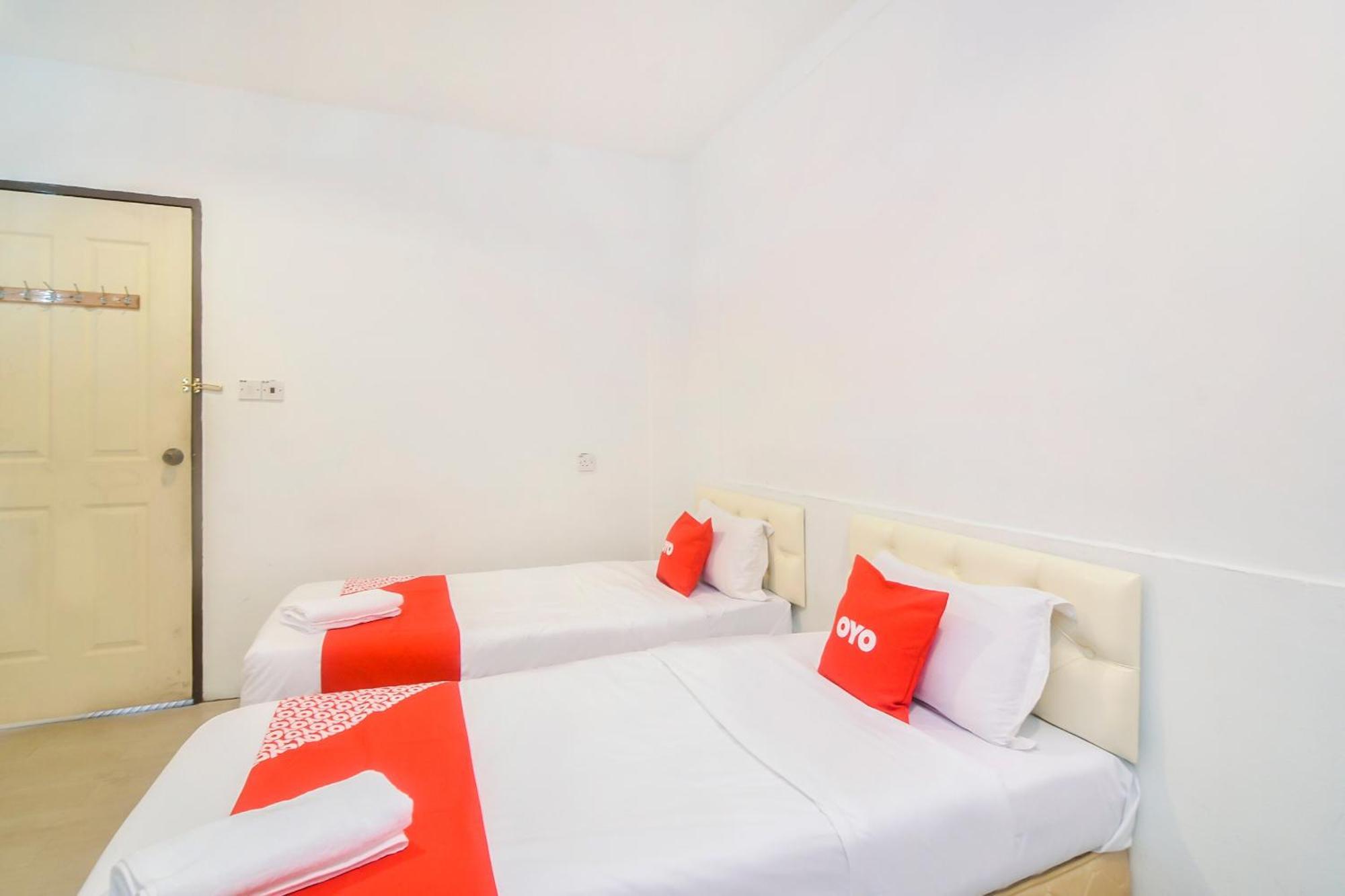 Oyo 44017 L & C Premium Stay Kuching Ngoại thất bức ảnh