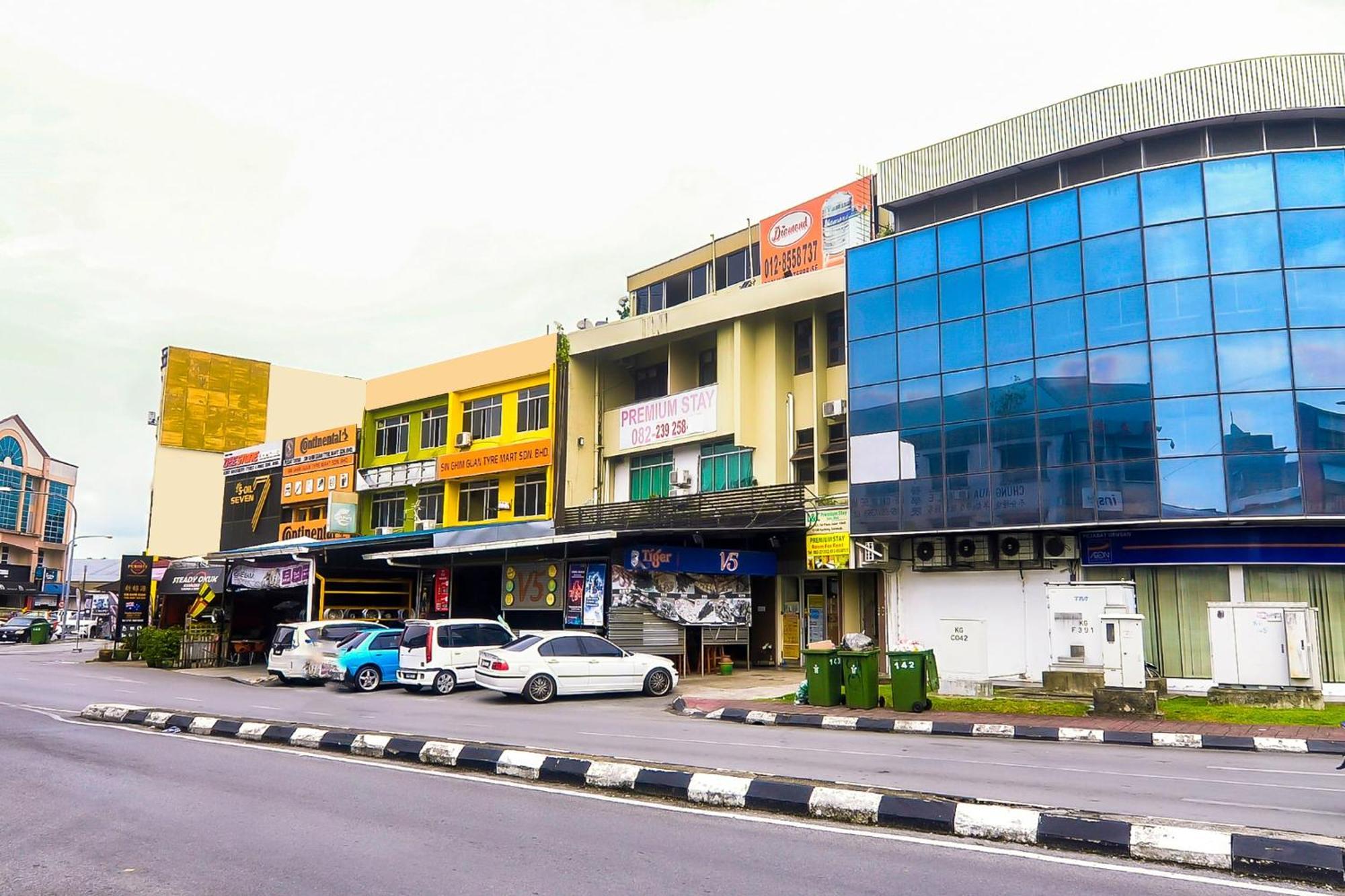 Oyo 44017 L & C Premium Stay Kuching Ngoại thất bức ảnh
