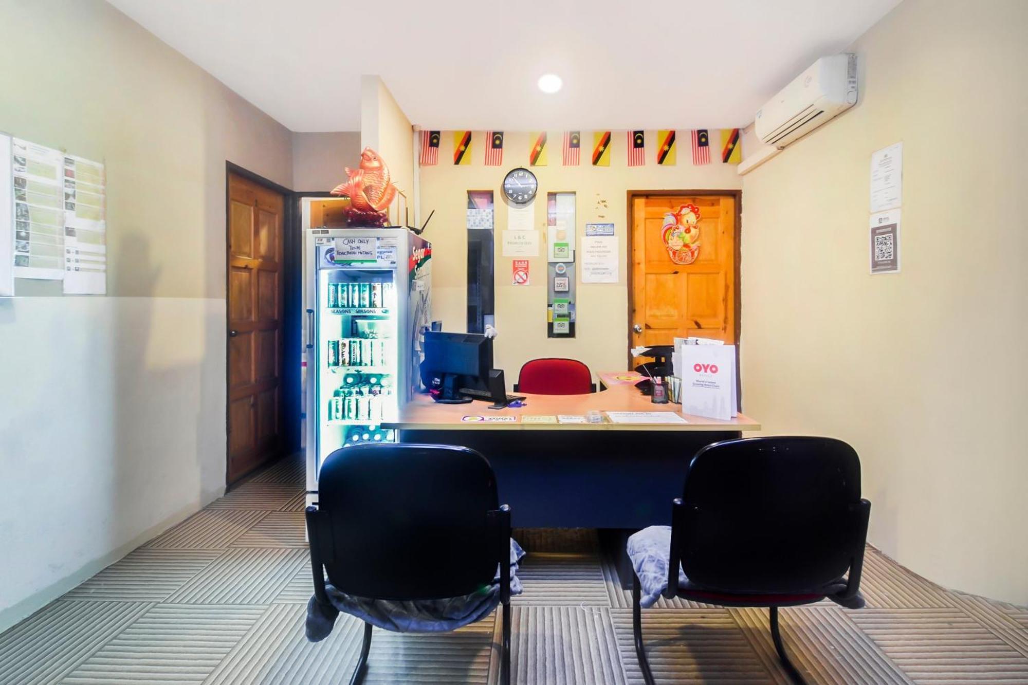 Oyo 44017 L & C Premium Stay Kuching Ngoại thất bức ảnh
